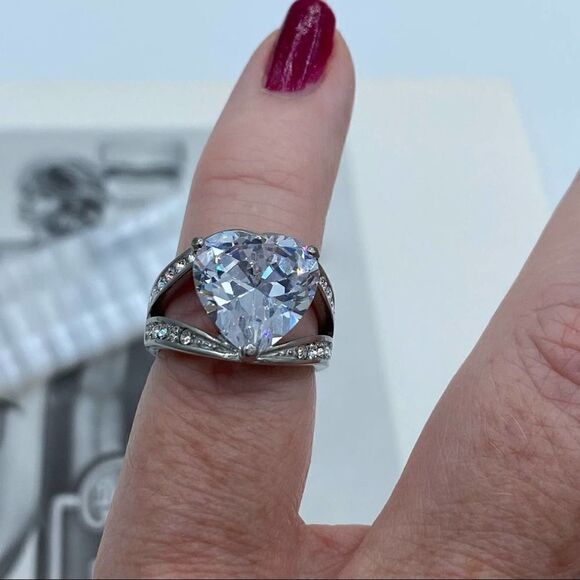 TK316 Stainless Steel Cubic Zirconia Heart Ring Size 5 - Picture 9 of 10